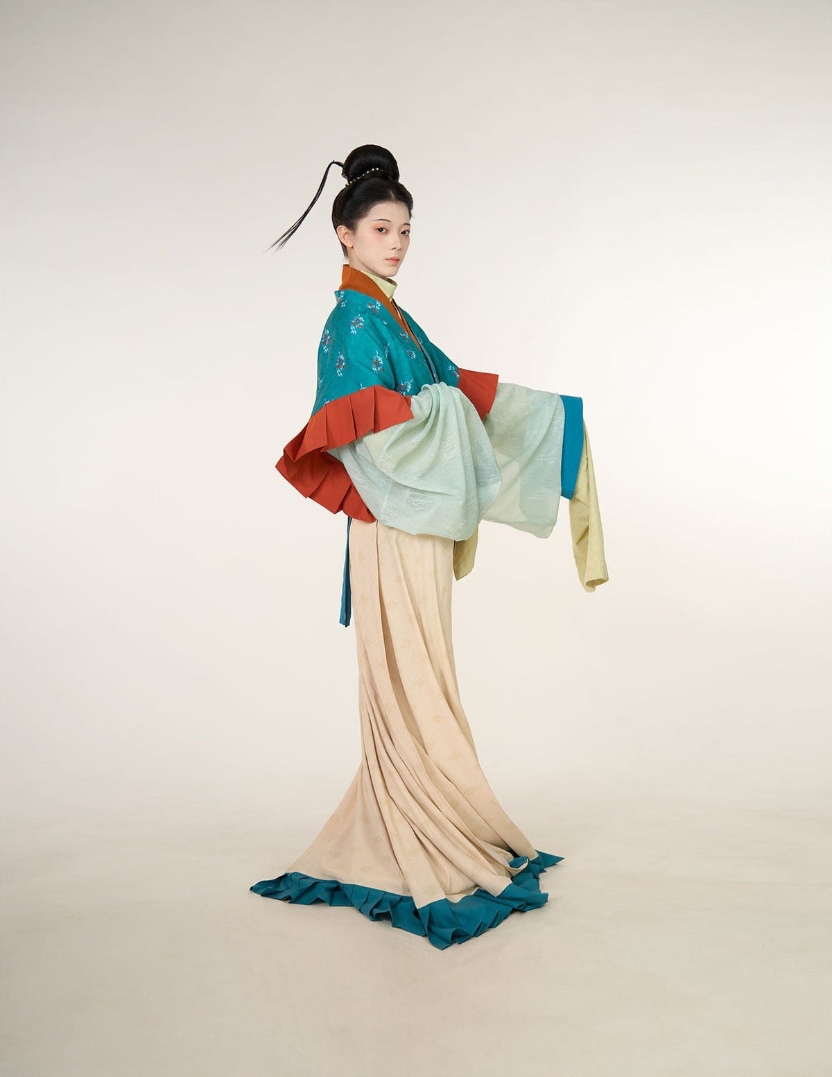 Yunyou 云游 Wandering Clouds Eastern Han Restoration Ruffled Hem Jacquard Yaolan Ru Top & Poqun Skirt Set