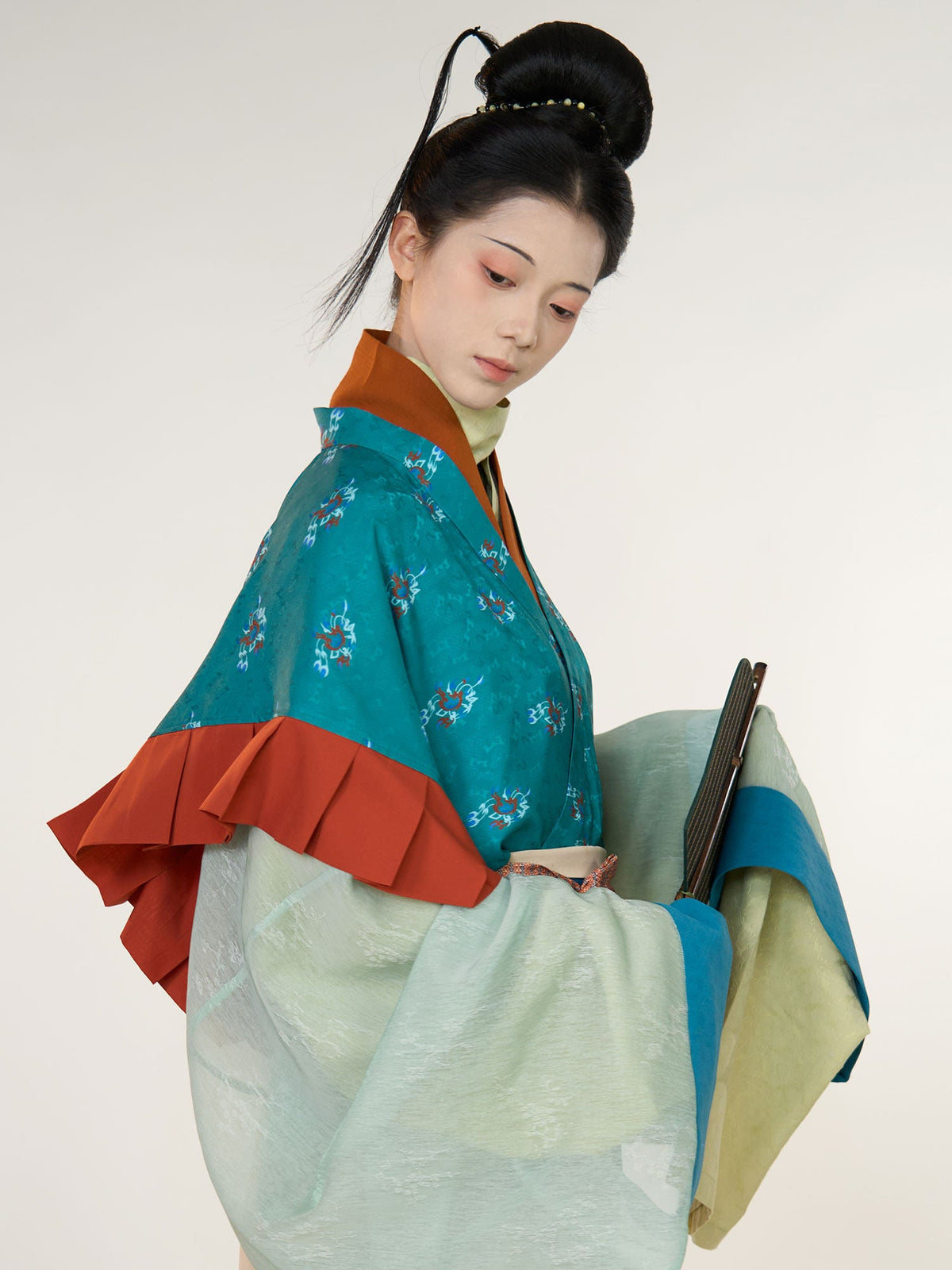 Yunyou 云游 Wandering Clouds Eastern Han Restoration Ruffled Hem Jacquard Yaolan Ru Top & Poqun Skirt Set